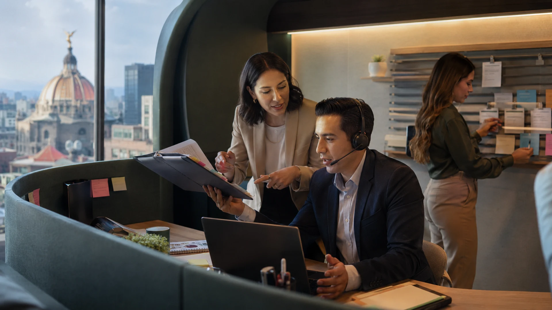 Sales enablement para equipos consultivos en Perú: cómo alinear mensajes, proceso y seguimiento comercial