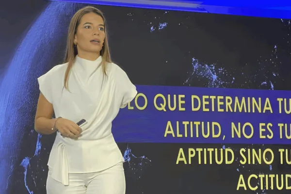 Emily Clavel, conferencista para eventos corporativos sobre Resiliencia Frente a la Adversidad