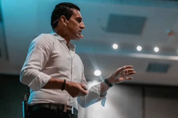 Hernán Leal, conferencista para eventos corporativos sobre Motivación y Alto Rendimiento