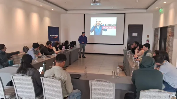 Ernesto Olivares frente a una audiencia corporativa en una jornada de trabajo.