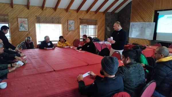 Francisco López Castillo facilitando una sesión de trabajo con equipos.