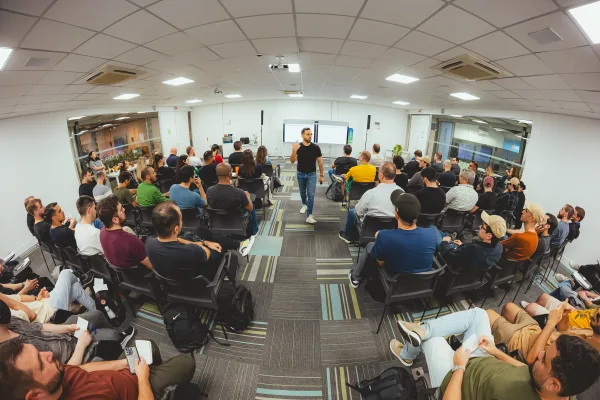 Julián Farrapeira durante un workshop corporativo.