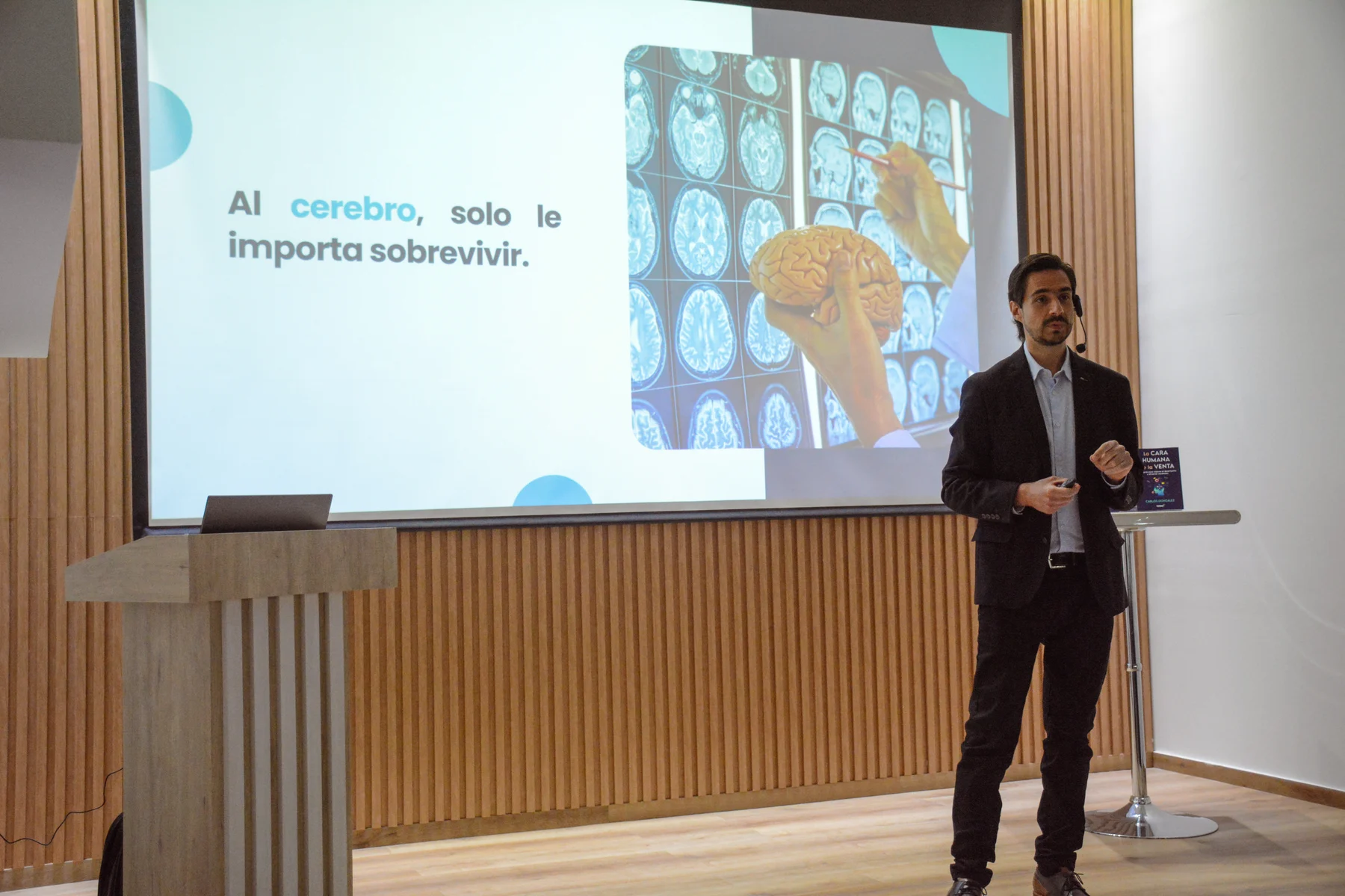 Carlos González facilitando una experiencia de neurociencia aplicada.