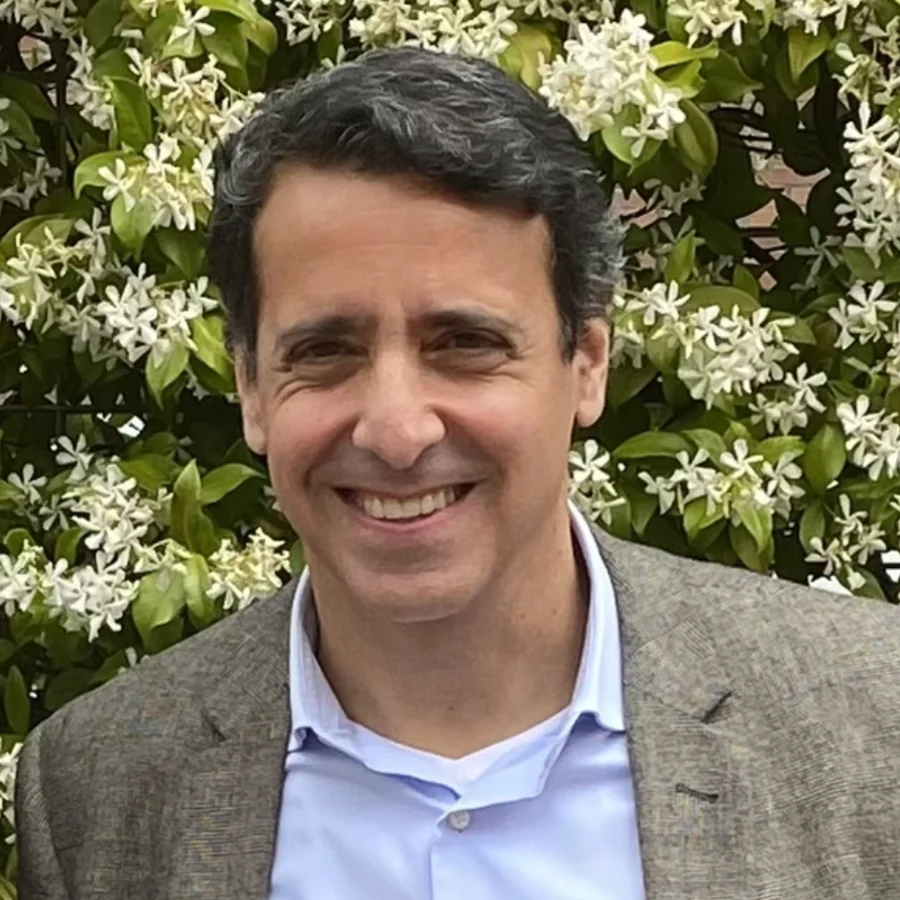 Retrato frontal de Franzel Delgado Buloz, consultor y conferencista
