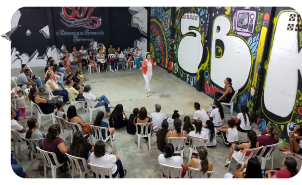 Natalia Echeverri Henao facilitando una conferencia ante una audiencia.