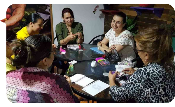Natalia Echeverri Henao facilitando un espacio de formación grupal.