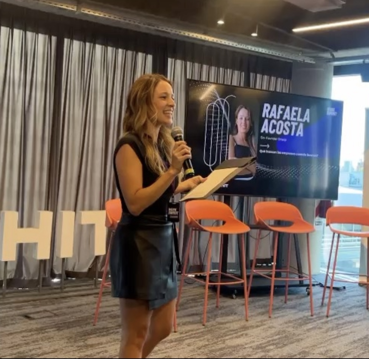 Rafaela Belén Acosta presentando ante una audiencia