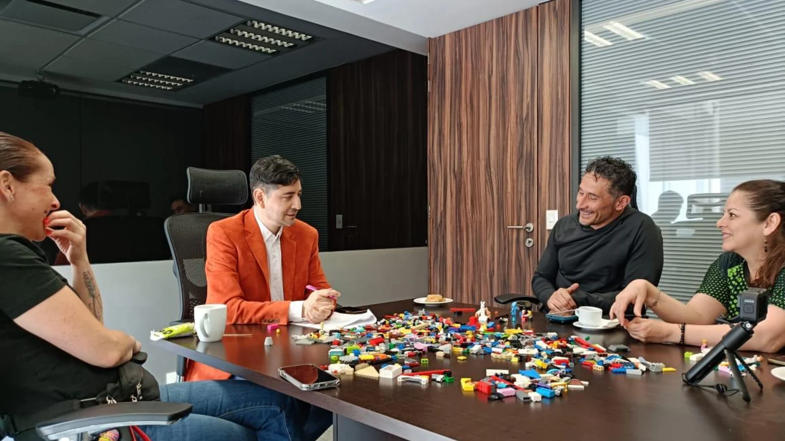 Javier Cornejo Díaz González facilitando una dinámica con LEGO SERIOUS PLAY