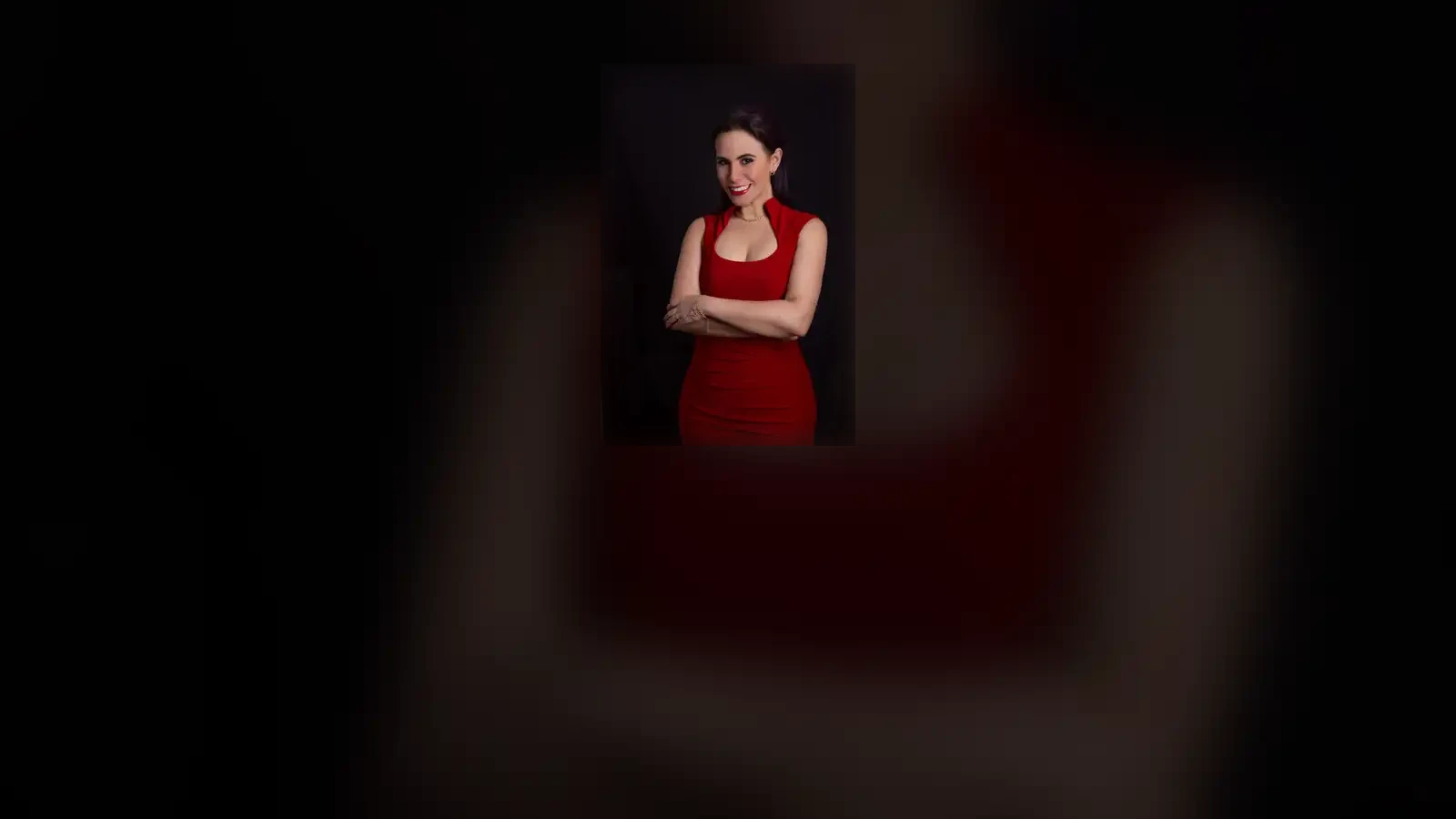 Retrato de Miriam Acosta Duke con vestuario rojo y fondo oscuro